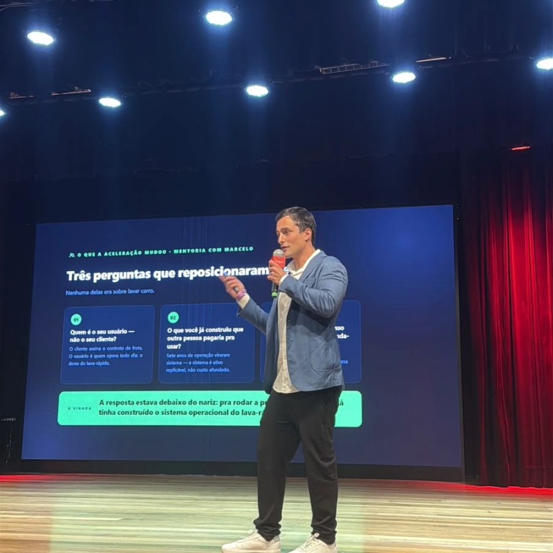 João Salvatori apresentando a Wash Me no palco de um evento