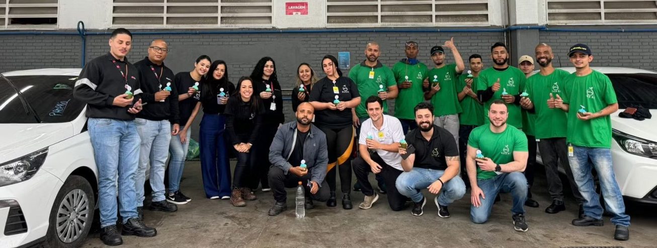 Time Wash Me reunido em pátio de cliente